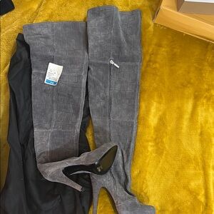 Report Signature Gray Heeled Boots